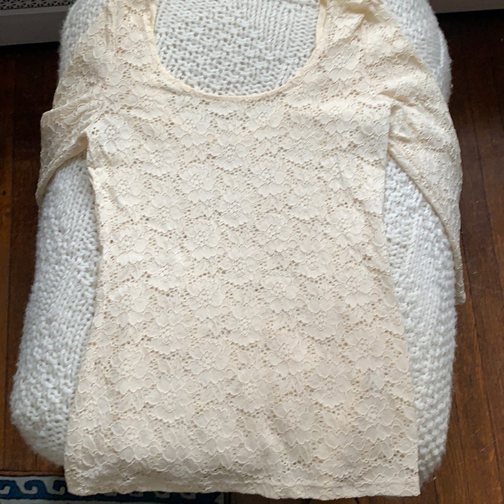 Very pretty scoop neck fitted lace like floral blouse